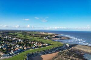 hög vinkel se av botanik bukt strand och hav se under solnedgång på bredtrappa kent, England Storbritannien. april 21:a, 2024 foto