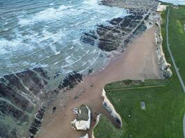 hög vinkel se av botanik bukt strand och hav se under solnedgång på bredtrappa kent, England Storbritannien. april 21:a, 2024 foto