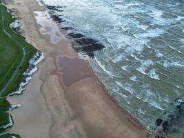 hög vinkel se av botanik bukt strand och hav se under solnedgång på bredtrappa kent, England Storbritannien. april 21:a, 2024 foto