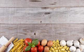 pasta, grönsaker, ägg, på träskiva, ingredienser för italiensk restaurang foto