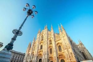 katedral duomo di milano vid torget piazza duomo, morgon i milan foto