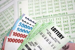 grön lotteri biljetter och indonesiska pengar räkningar på tom med tal för spelar lotteri foto