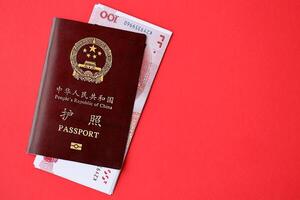 röd pass av människor republik av Kina och kinesisk yuan pengar räkningar. prc kinesisk pass foto