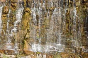 skön vattenfall mellan stor stenar i höst skog. sofievskiy parkera i uman, ukraina foto