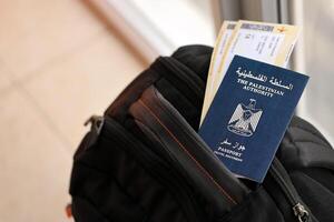 blå palestinsk auktoritet pass med flygbolag biljetter på turistiska ryggsäck stänga upp foto