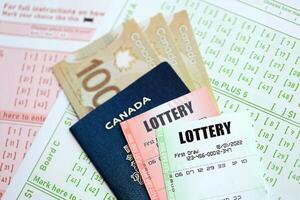 lotteri biljetter lögner med kanadensisk dollar på hasardspel ark med tal för märkning till spela lotteri foto