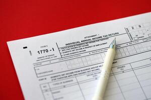 indonesiska beskatta form 1770-1 enskild inkomst beskatta lämna tillbaka och penna på tabell foto