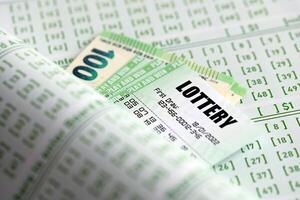 grön lotteri biljetter och euro pengar räkningar på tom med tal för spelar lotteri foto