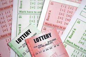 grön och röd lotteri biljetter på tom räkningar med tal för spelar lotteri foto