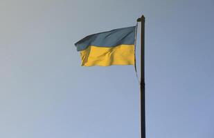 ukraina flagga stor nationell symbol fladdrande i blå himmel. stor gul blå ukrainska stat flagga, dnipro stad, oberoende konstitution dag foto