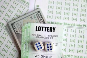 grön lotteri biljetter och oss pengar räkningar på tom med tal för spelar lotteri foto