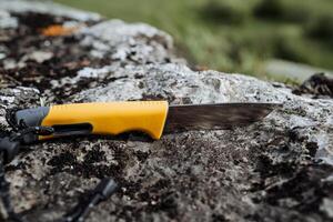 bushcraft vild överlevnad kniv, plast hantera, stål blad. foto