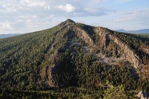 sten topp små yamantau bashkortostan Ryssland, en berg i de sydlig uraler, en naturlig parkera, landskap, taiga skog, berg räckvidd. foto