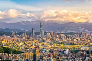 staden Taipei skyline i skymningen foto