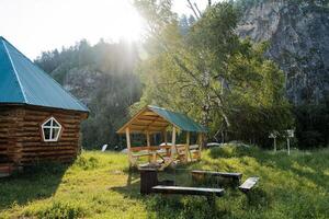 landsbygden Land hus utomhus- rekreation i utrustad camping, turist parkering i de skog, plats för bål tak från regn, läka de Sol foto