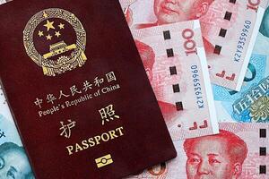 röd pass av människor republik av Kina och kinesisk yuan pengar räkningar. prc kinesisk pass foto