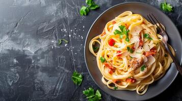 utsökt carbonara pasta med italiensk ost, bacon, tomat, och persilja på en gourmet tallrik foto