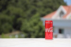 antalya, Kalkon - Maj 18, 2021 kan av coca cola på bar skrivbord, stänga upp. coca cola företag är de ledande tillverkare av soda drycker foto