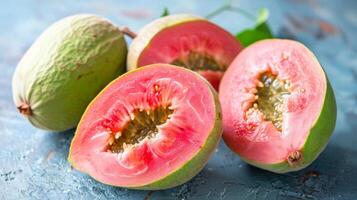 färsk guava frukt med saftig rosa kött och frön visas på en texturerad bakgrund foto