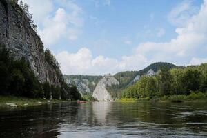 sten sten höstack på de flod belaya bashkortostan burzyansky distrikt av Ryssland, berg flod, panorama av slät vatten, klippig berg. foto