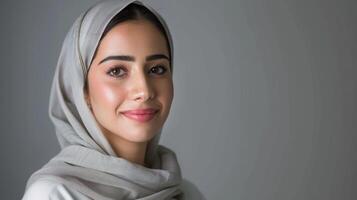 porträtt av en leende emirati kvinna i traditionell hijab visa upp skönhet och kultur foto