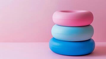 stack av sudd dörrstoppar i rosa och blå pastell färger med en minimalistisk Hem säkerhet design foto