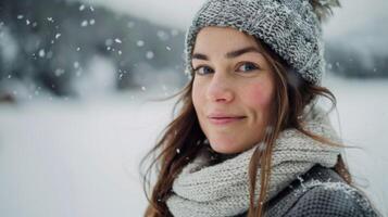 porträtt av en leende kvinna i vinter- med snöflingor faller i Norge bär en mössa och scarf foto