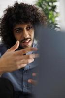 marknadsföring professionell förklara projekt strategi planen till kund i uppkopplad möte. arab entreprenör delta företags- konferens på bärbar dator, talande med medarbetare foto
