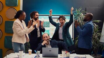 glad stolt anställda fira deras företag Framgång upptäckt ut försäljning resultat efter de lansera, verkställande möte. glad Lycklig medarbetare Hoppar och njuter deras vinna. kamera b. foto