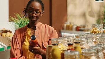 regelbunden klient välja vegan pasta och hemlagad sås från mataffär visa, handla för skafferi objekt på lokal- jordbrukare marknadsföra till främja hållbar livsstil. bulk Produkter. kamera 1. foto