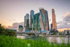 moderna skyskrapor i Moskvas stadssilhuett i skymningen foto
