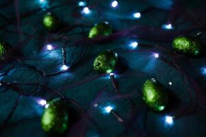 gnistrande grön ägg bland de lampor av krans foto