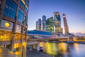 moderna skyskrapor i Moskvas stadssilhuett i skymningen foto