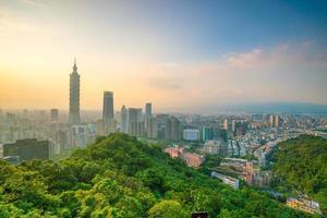staden Taipei skyline i skymningen foto