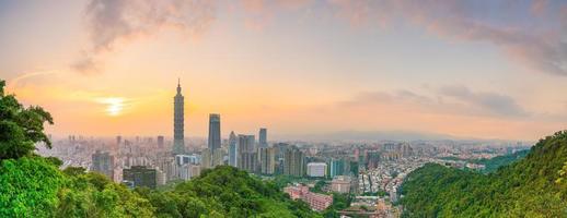 staden Taipei skyline i skymningen foto