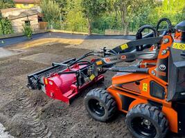 nitra, slovakia - 15.08.2023 drift av en mekanisk såmaskin. plantering en gräsmatta. foto