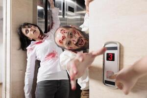 aktörer spelar zombies i Skräck film scen kommande ut av hiss till infektera anställda. man och kvinna med odöda varelse roll i katastrof filma lämnar rulltrappa till döda människor foto