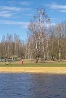 människor njuter solig dag ut i de parkera. utomhus foto