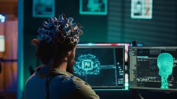 ingenjör med eeg headsetet på programmering hjärna överföra in i dator virtuell värld, sammanslagning med artificiell intelligens. transhumanist använder sig av neuroscience till få digital själ, kamera en foto