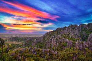 skön kalksten berg och skog på solnedgång i landsbygden, thailand. foto