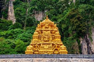 staty av herre muragan och ingång på batu grottor i kuala lumpur, malaysia. foto