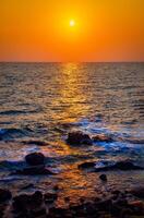 dramatisk solnedgång över de hav. foto