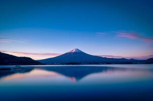 landskap bild av mt. fuji över sjö Kawaguchiko på soluppgång i fujikawaguchiko, japan. foto