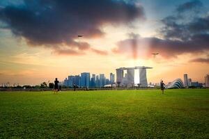 singapore stad horisont och se av skyskrapor på marina spärreld på solnedgång. foto