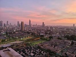 Bangkoks stadssilhuett vid solnedgången foto