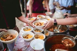 portion de fattig i samhälle förbi donera mat . de begrepp av hunger foto