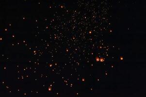 de skönhet av de lyktor flytande i de himmel under de yi peng festival och de flytande lykta festival i chiang mai provins, thailand. foto