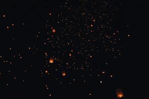 de skönhet av de lyktor flytande i de himmel under de yi peng festival och de flytande lykta festival i chiang mai provins, thailand. foto