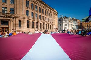 folkmassan firar lettlands eu milstolpe i historisk riga fyrkant foto