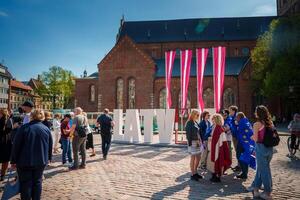 folkmassan i gammal stad riga firar lettland eu union, solig dag foto